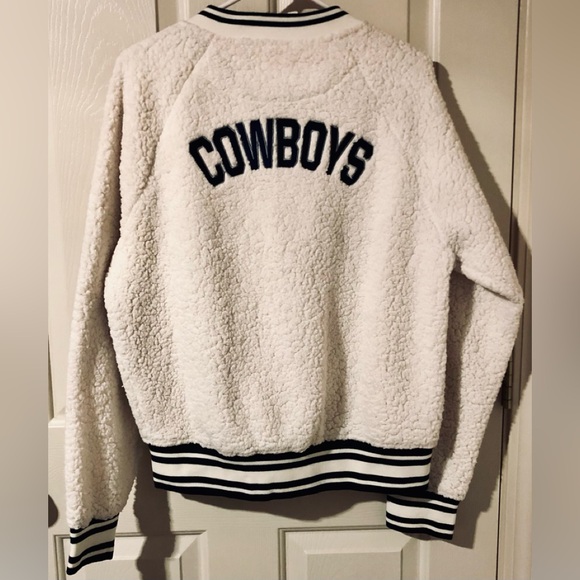 NFL Team Apparel Dallas Cowboys Sherpa Jacket Cream/Blue. - Picture 3 of 3